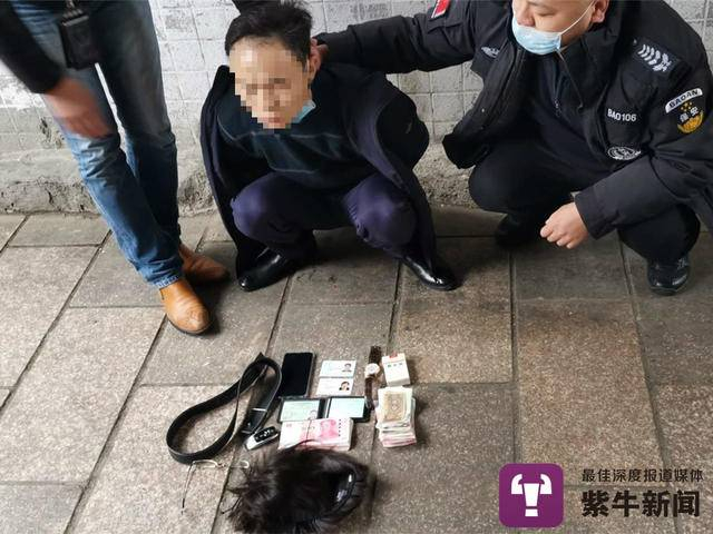 现场抓获嫌疑人，缴获假身份证及假发