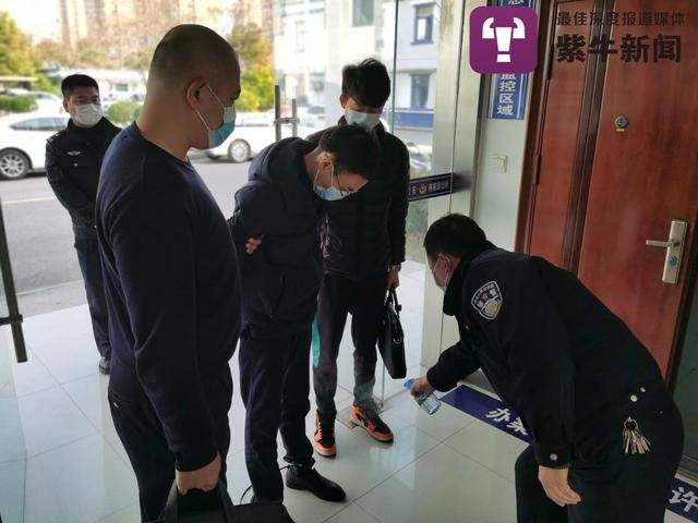 对嫌疑人进行消毒