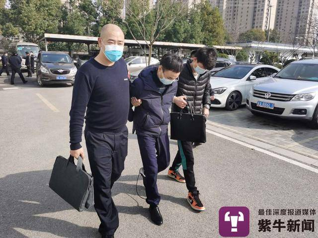 警方带回嫌疑人