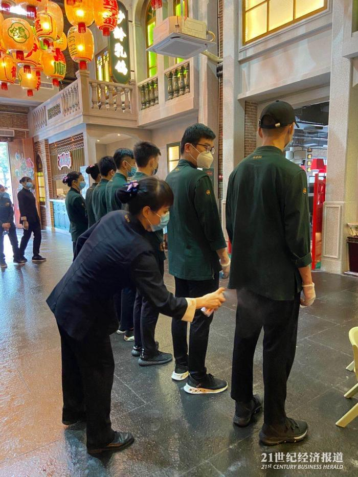 （图为：大鸽饭为堂食新增上岗员工消毒 首日上岗也安心 。大鸽饭供图）