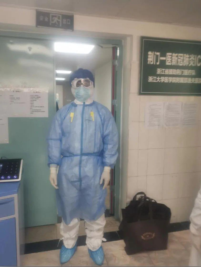  工程师李冰进入污染区安装调试设备，也要“全副武装”。