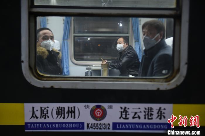 太铁开通专列 护送山西煤矿复工人员返岗。　姚文龙供图 