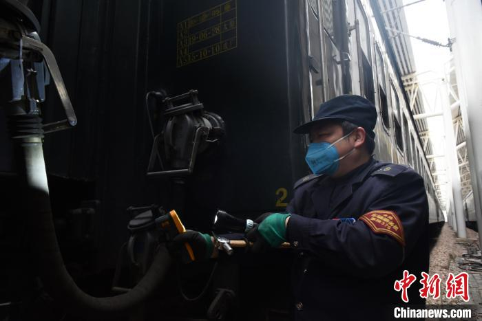 太铁开通专列 护送山西煤矿复工人员返岗。　姚文龙供图 