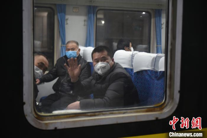 太铁开通专列 护送山西煤矿复工人员返岗。　姚文龙供图 