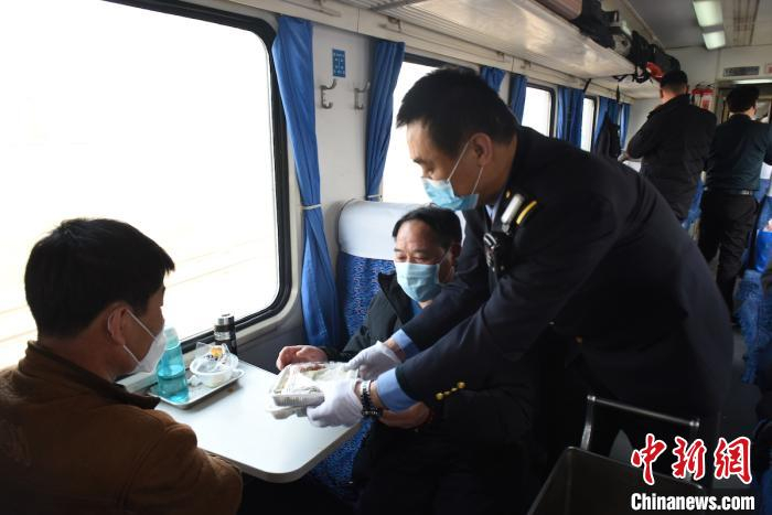 太铁开通专列 护送山西煤矿复工人员返岗。　姚文龙供图 