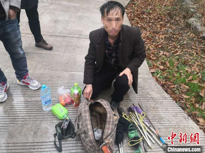 永康市公安局西城派出所抓获的犯罪嫌疑人以及查获的作案工具。浙江警方 供图