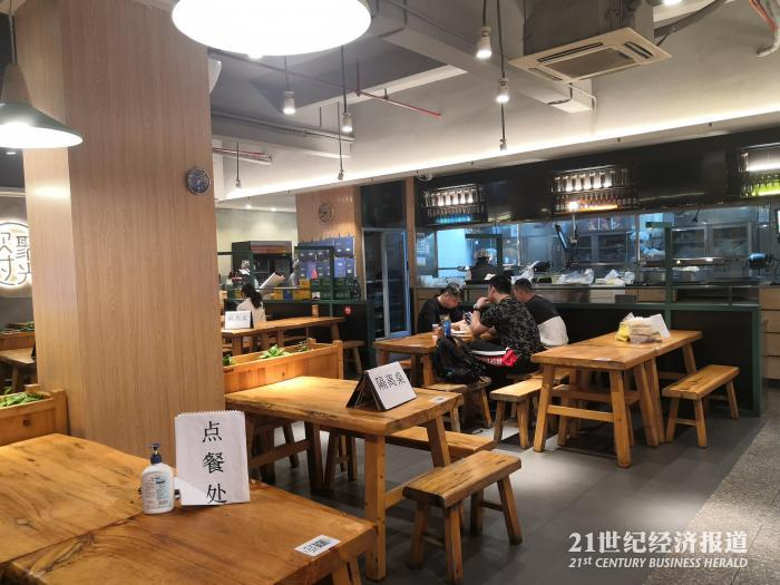 （图：晚7点时的广州木屋烧烤学院店内，堂食不复往日排队等桌盛况。）