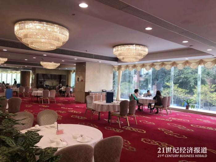 （图：中午12点时渔民新村富力新天地店内，间隔空间大到足够开一场Party。）