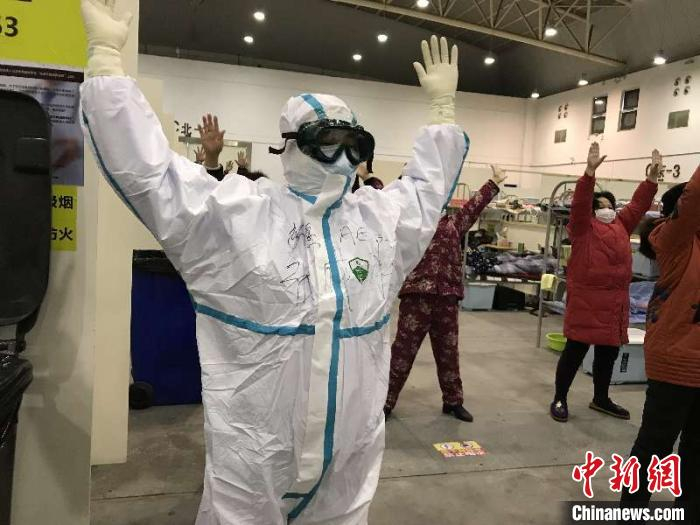     张成鹏在方舱医院内带领病患做八段锦运动操。新疆巴州驰援湖北医疗队提供