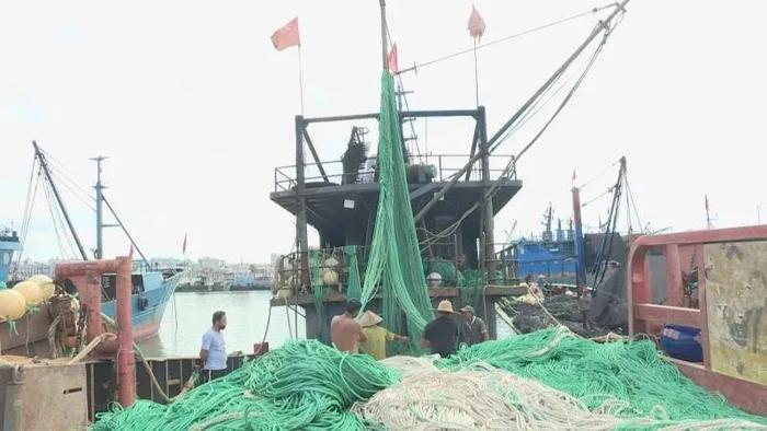 三亚崖州中心渔港逐步复工 12米船只已放开