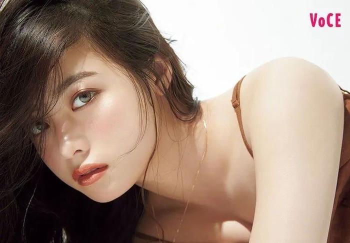 日本美女桥本环奈淡妆写真！肌肤水嫩玉臂白皙身材好