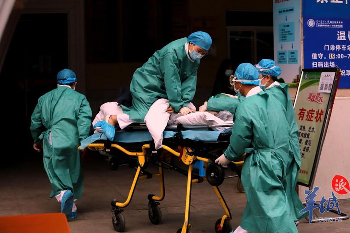 路人拍下急诊科门口生死抢救一幕:护士跪床为患者做心肺复苏|南方医科大学|新冠肺炎_新浪新闻