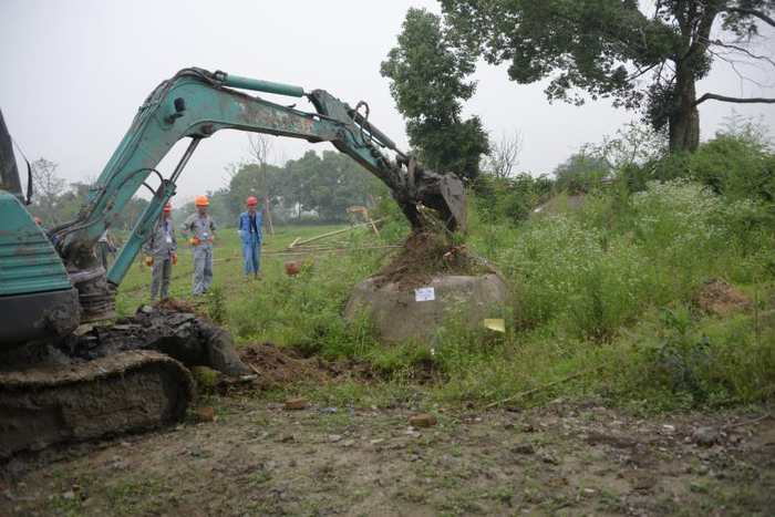 墓地被强拆现场。受访者供图