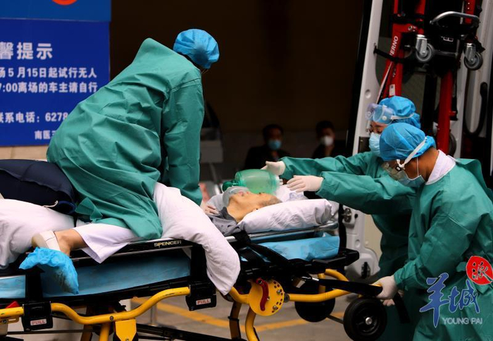 路人拍下急诊科门口生死抢救一幕：护士跪床为患者做心肺复苏|南方医科大学|新冠肺炎_新浪新闻