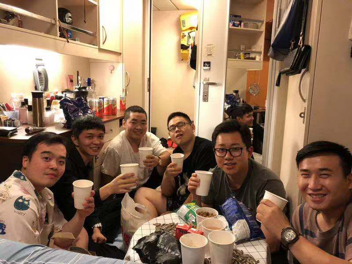 Benjamin和同事在宿舍里聚会。Benjamin图