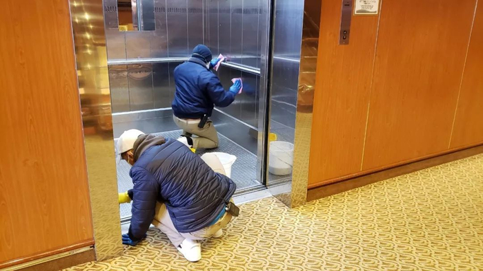 钻石公主号上，工作人员正在进行清洁工作 日本网友@data_tw 图