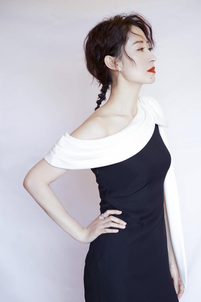 刘敏涛不老女神，波波头短发搭配印花连衣裙高贵大气，减龄时髦