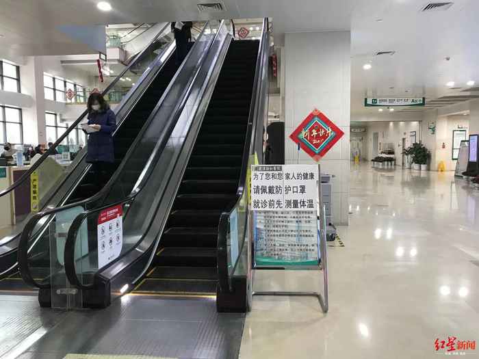 ↑协和医院门诊随处可见的告示牌