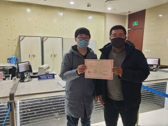 图为盐城市不动产登记机构特事特办为市城投集团办理了抵押登记