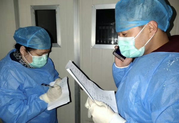 图说： 杨浦区疾病预防控制中心的流行病学调查人员乔鹏 常鑫摄