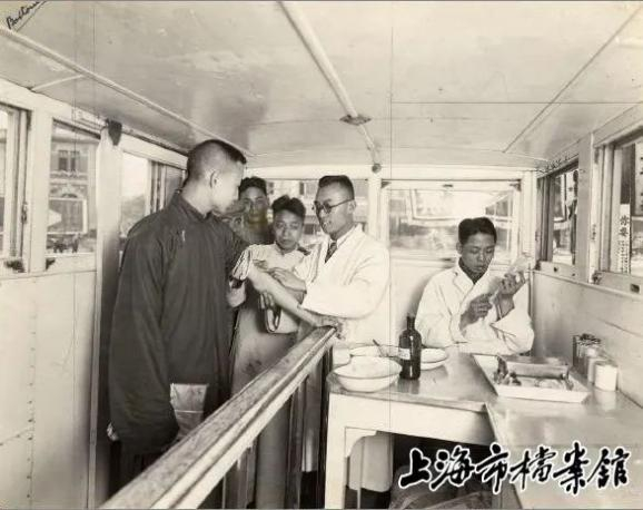 为市民提供疫苗接种的大篷车