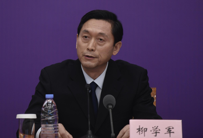 公安部食品药品犯罪侦查局党委副书记、副局长柳学军在回答记者提问。摄影/新京报记者 吴宁