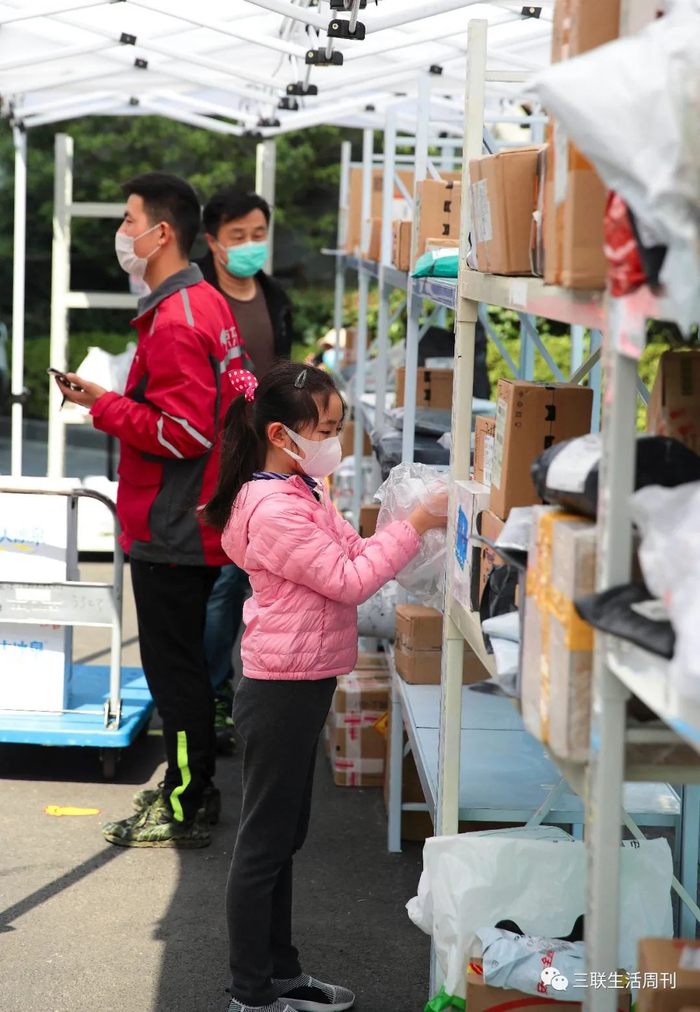 2月22日，上海人在“闷死病毒”这件事上达成高度共识，日常所需大量依靠网购