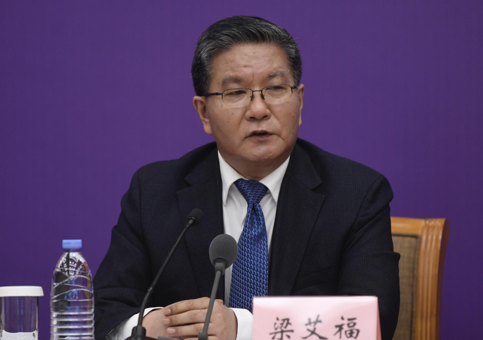 市场监管总局网络交易监督管理司司长梁艾福在回答记者提问。摄影/新京报记者 吴宁