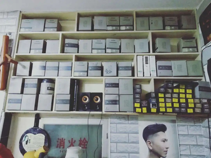 店里有一排墙专放客人的营养油