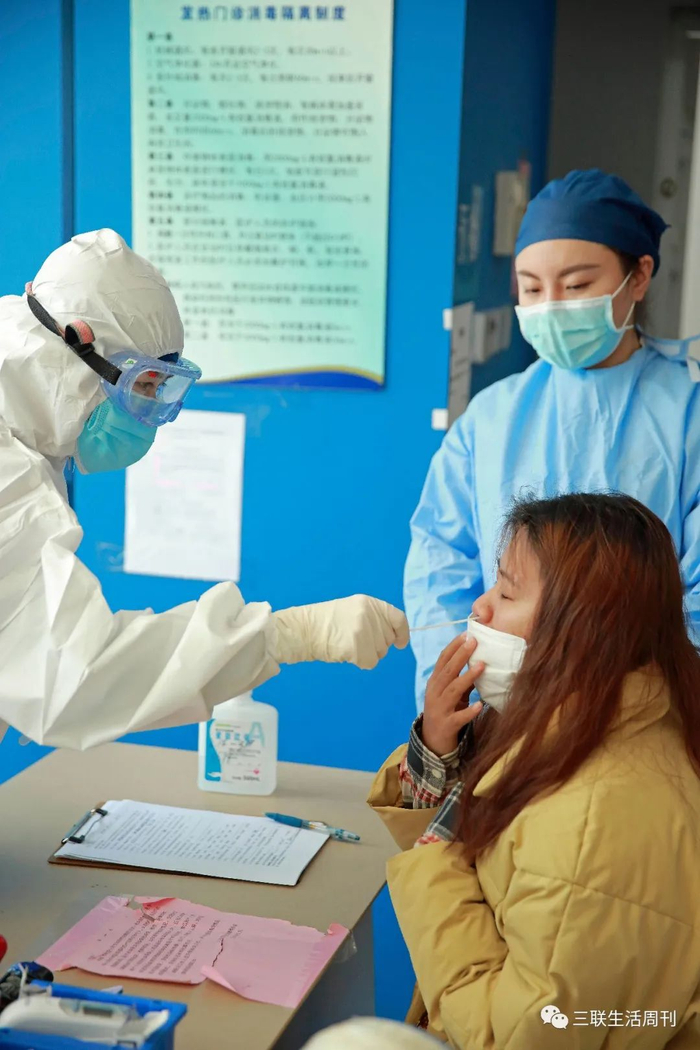 2月18日 ，东方医院发热门诊正在给病人进行咽拭子测试