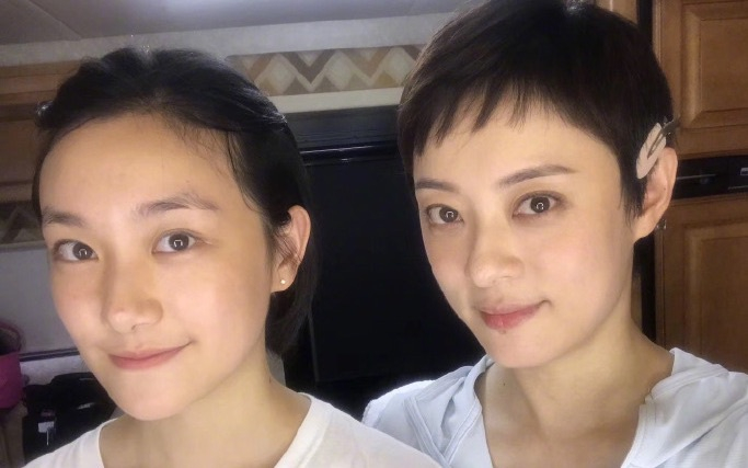 孙俪微博中晒出和妹妹的合影。图片来自网络