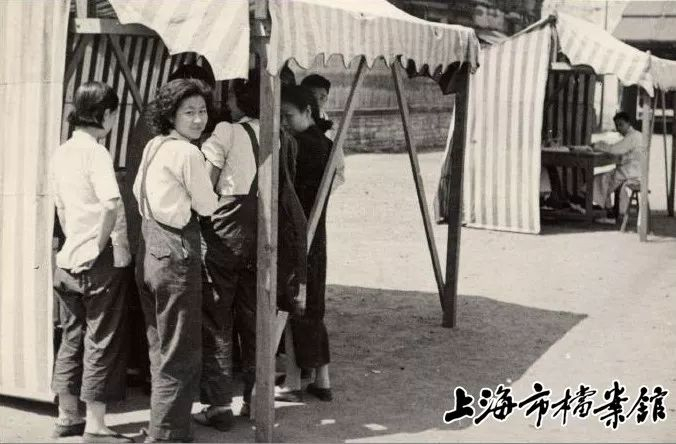 上海街头接种疫苗的“帐篷”