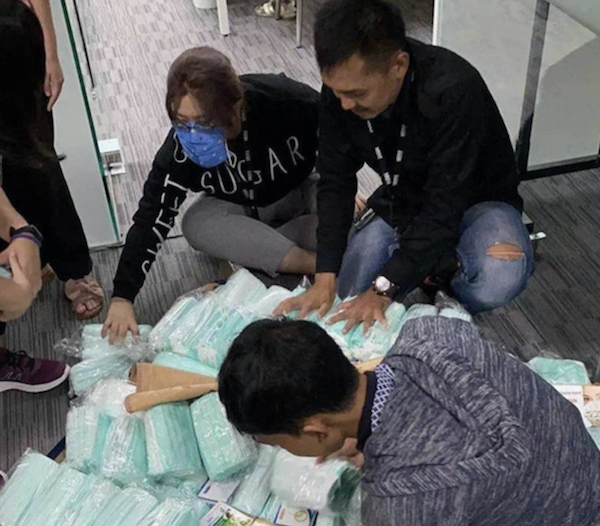 图说：赵珺延将口罩塞进行李箱 来源/青年报