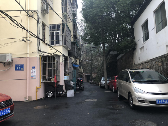 胡同最深处，就是麻继钢家所在的单元楼，两侧都是小山坡。 澎湃新闻记者 袁杰 图 