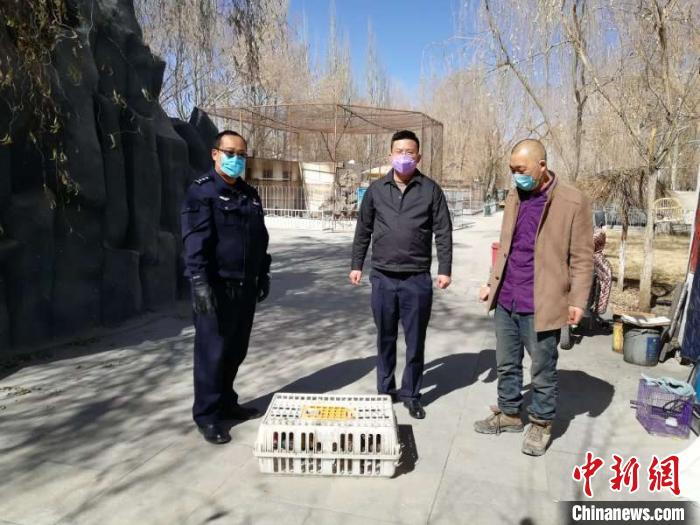 图为茫崖市森林公安局民警将野生动物送至格尔木野生动物保护站。　卢晓媛 摄