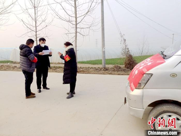 罗启培到防控卡点检查工作。　沛县县委宣传部供图