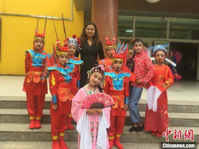 古丽给娜·多力坤与参加表演的学生合影。(古丽给娜·多力坤) 王小军 摄