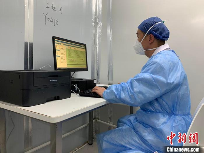 马维辉在整理患者信息 马维辉供图