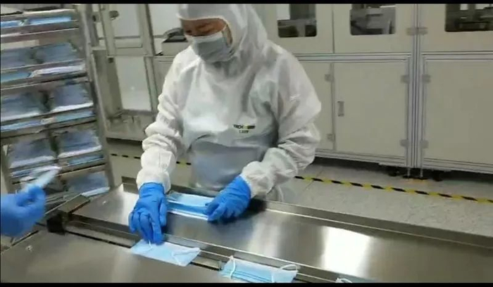 ▲永兴发工人正在生产口罩。