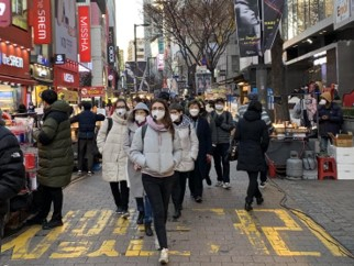 　　图：首尔明洞的韩国人和外国游客全都戴上了口罩（白云飞摄）