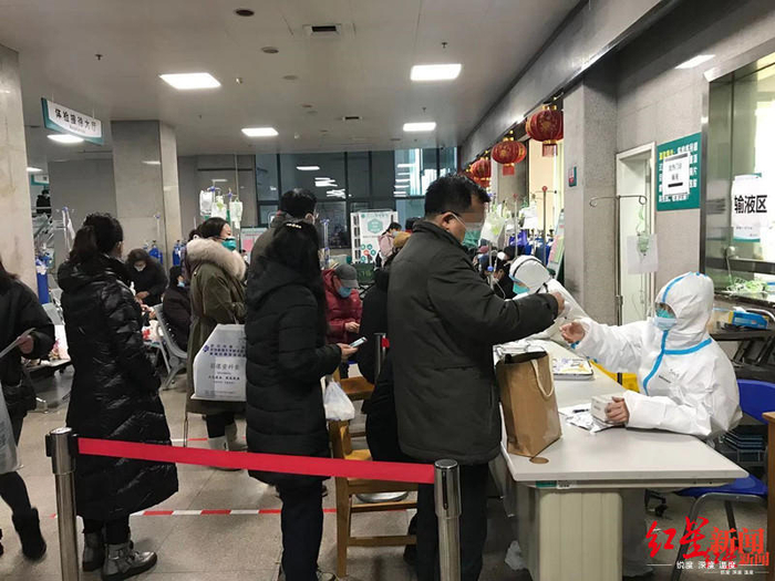 ↑协和医院发热门诊患者在排队
