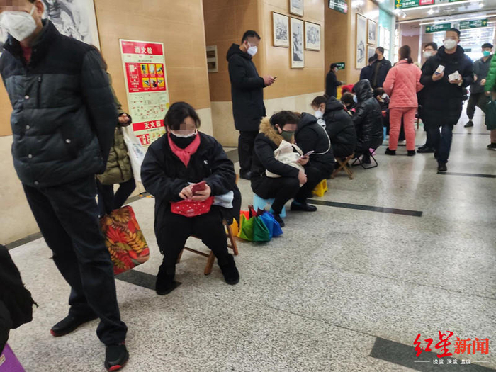↑武汉市中心医院等待输液的病人和病人家属
