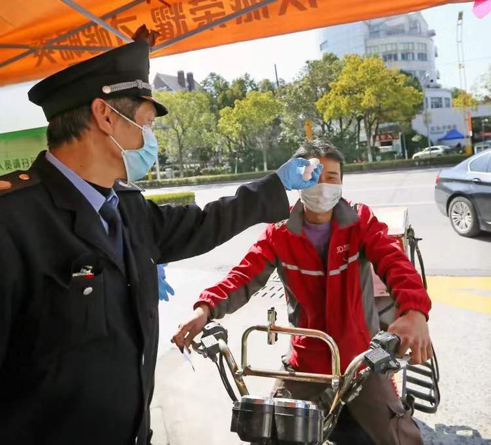 小区保安为快递小哥测体温