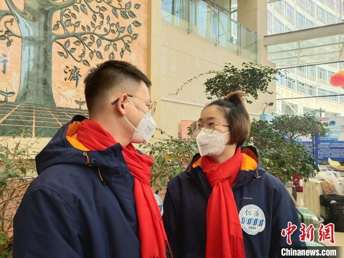 &nbsp;&nbsp;&nbsp;&nbsp;于景海与周玲亿共同驰援武汉。　叶佳琪　摄