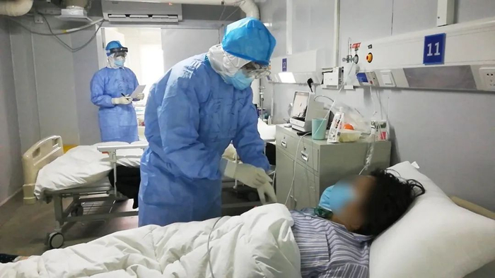 黄文杰主任认真询问患者病情。旷岳军 摄