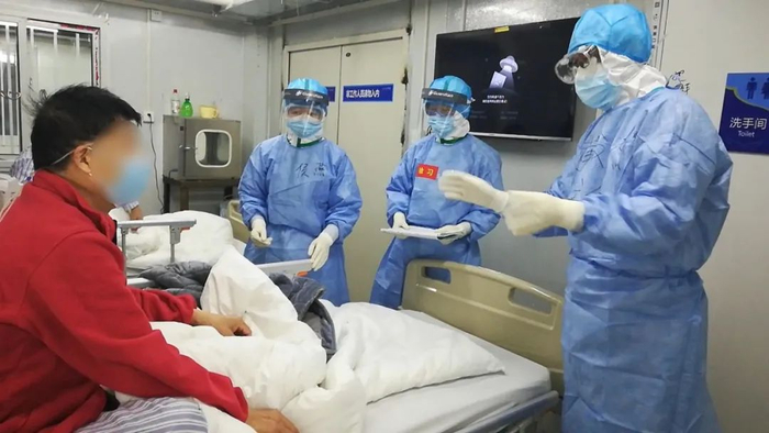  黄文杰主任认真询问患者病情。旷岳军 摄