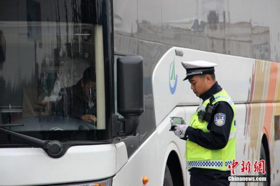 资料图：交警开展执法活动。张一辰 摄