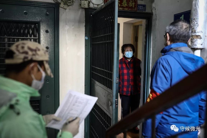 2月19日，百步亭社区，两位工作人员在未打通业主电话的情况下上门询问情况。中国青年报 赵迪/摄