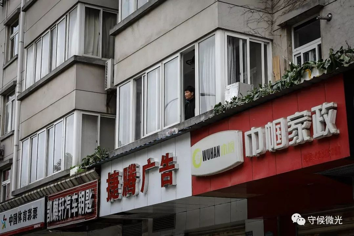 2月19日，百步亭社区，一位在窗口远眺的居民。中国青年报 赵迪/摄