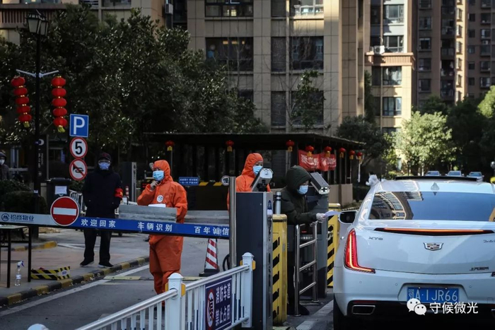 2月16日，湖北省武汉市，一家小区出入口，工作人员在对车辆进行登记核查。中国青年报 赵迪/摄